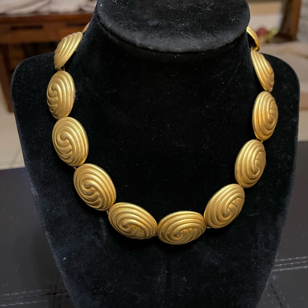 Ginnie Johansen VINTAGE 24 inch gold tone necklace circa 1984. Gorgeous rare. - Picture 2 of 5